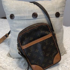 🎁 ACCEPTING OFFERS!!! 100% Authentic Louis Vuitton Danube Shoulder Bag